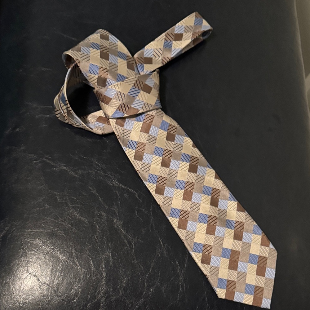 Geoffrey Beene - 100% Silk Geometric Patterned Tie in Brown and Blue